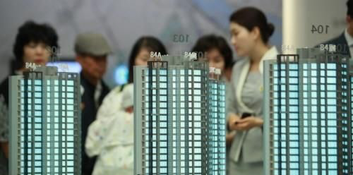 새 아파트 청약에 당첨되기 위해 거짓 임신, 전입, 대리 계약 등을 시도하는 사례가 끊이지 않고 있다, 새 아파트 견본주택 방문객들이 유니트를 둘러보고 있다.<연합뉴스>